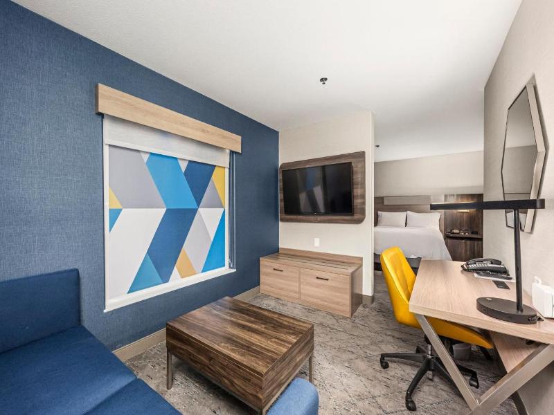 Holiday Inn Express Suites Lincoln-Roseville Area image