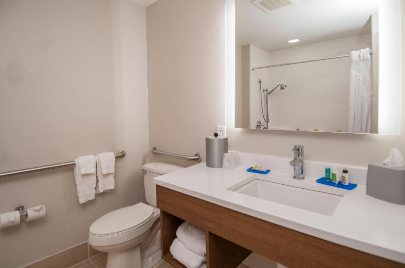 Holiday Inn Express & Suites Biloxi Ocean Springs photo 13