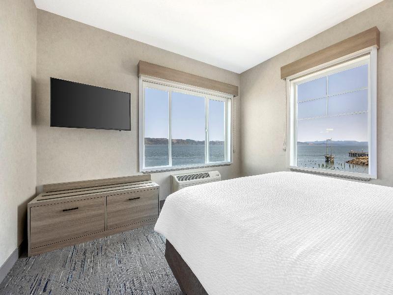 Holiday Inn Express & Suites Astoria By IHG image
