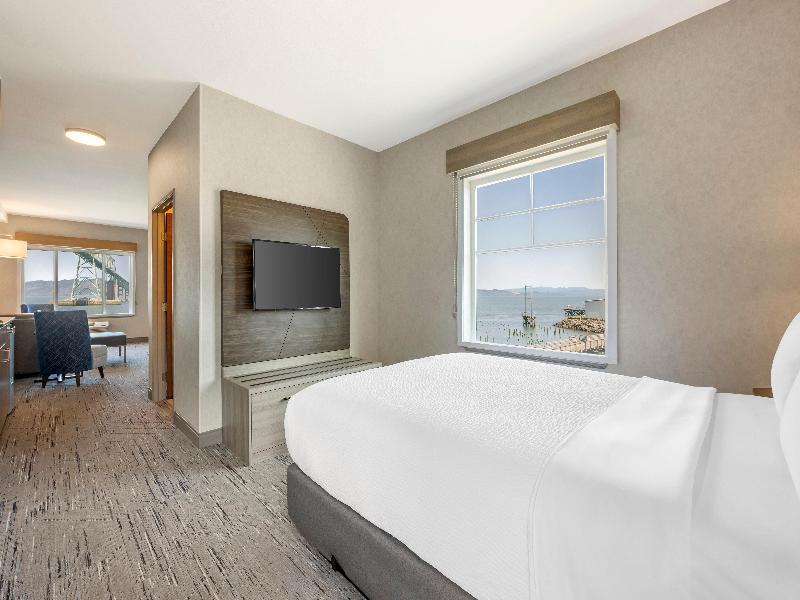 Holiday Inn Express & Suites Astoria By IHG image