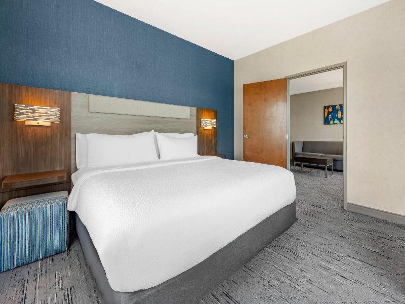 Holiday Inn Express & Suites Astoria By IHG image