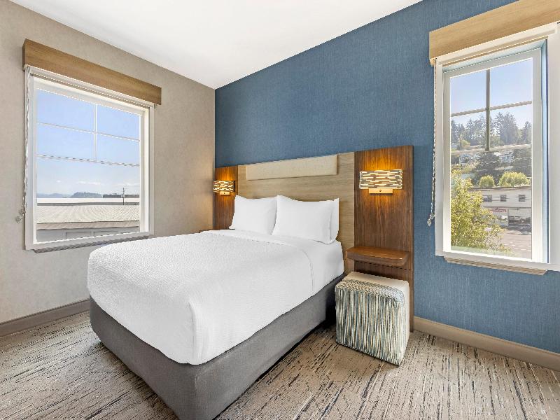 Holiday Inn Express & Suites Astoria By IHG image