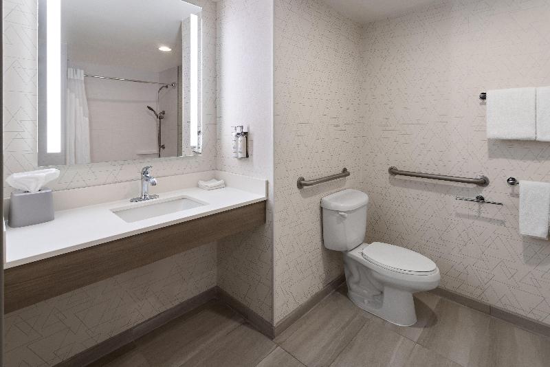 Holiday Inn Express and Suites Freeport Brunswick image
