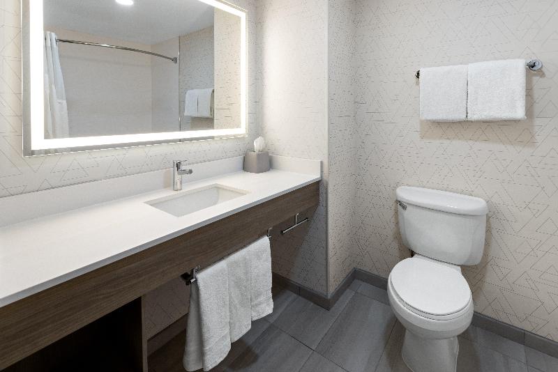 Holiday Inn Express and Suites Freeport Brunswick image