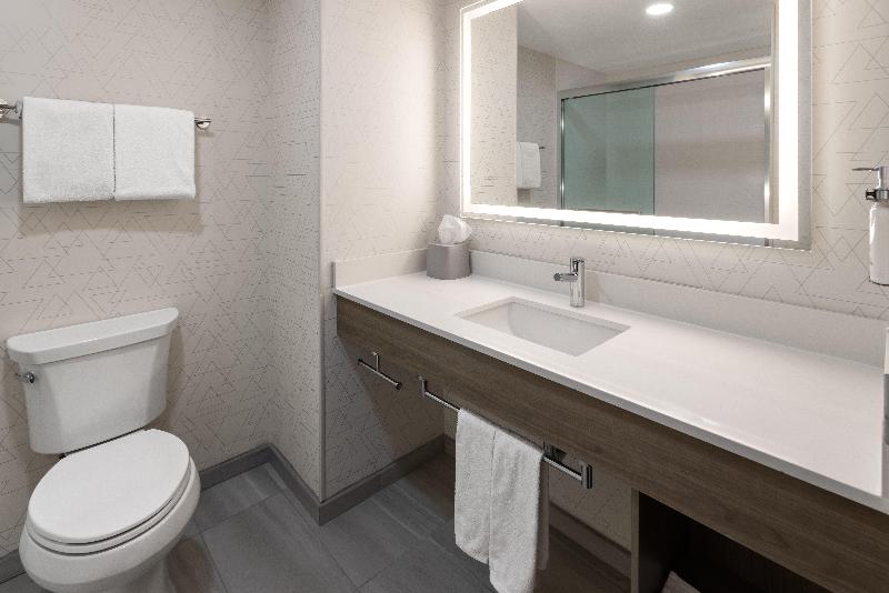 Holiday Inn Express and Suites Freeport Brunswick image