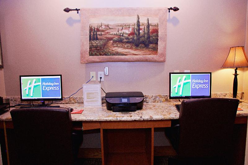 Holiday Inn Express & Suites Pierre-Fort Pierre image