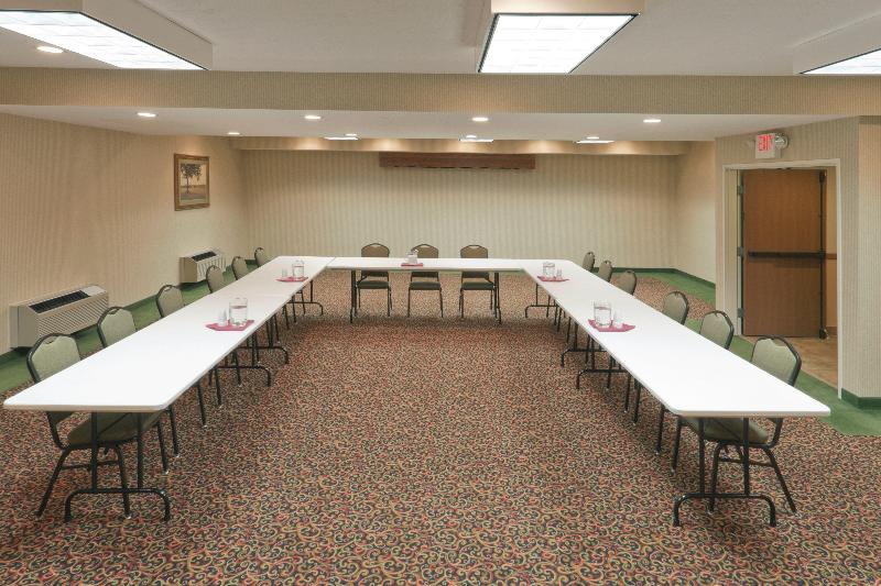 Holiday Inn Express & Suites Pierre-Fort Pierre image