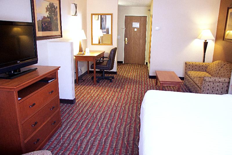 Holiday Inn Express & Suites Pierre-Fort Pierre image