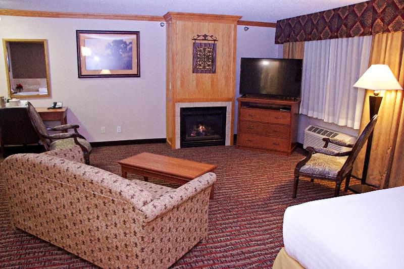 Holiday Inn Express & Suites Pierre-Fort Pierre image
