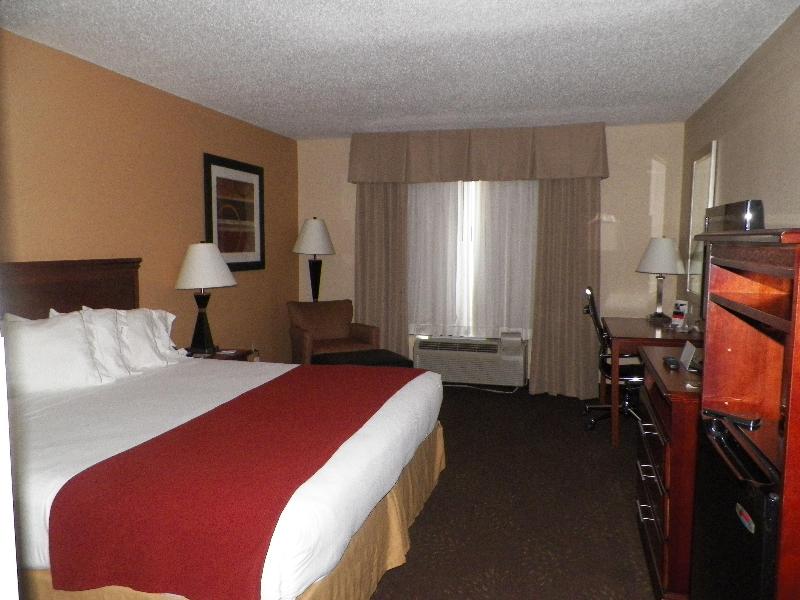 Holiday Inn Express & Suites Forest, an IHG Hotel 5