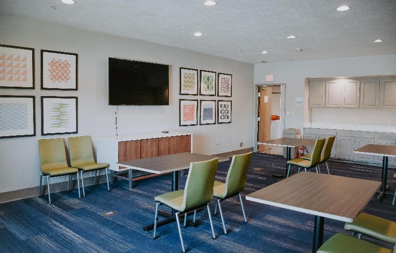 Holiday Inn Express and Suites Lincoln South