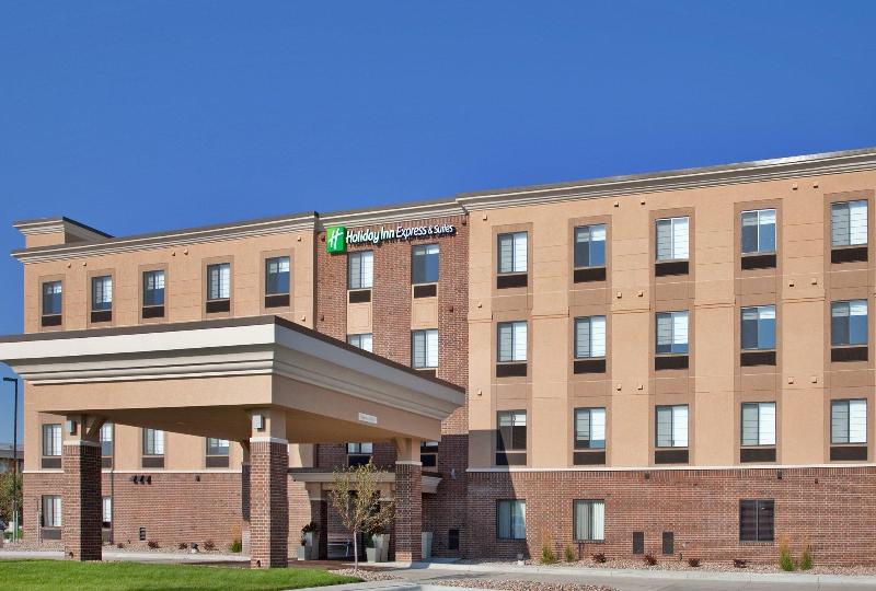 Holiday Inn Express and Suites Lincoln Airport