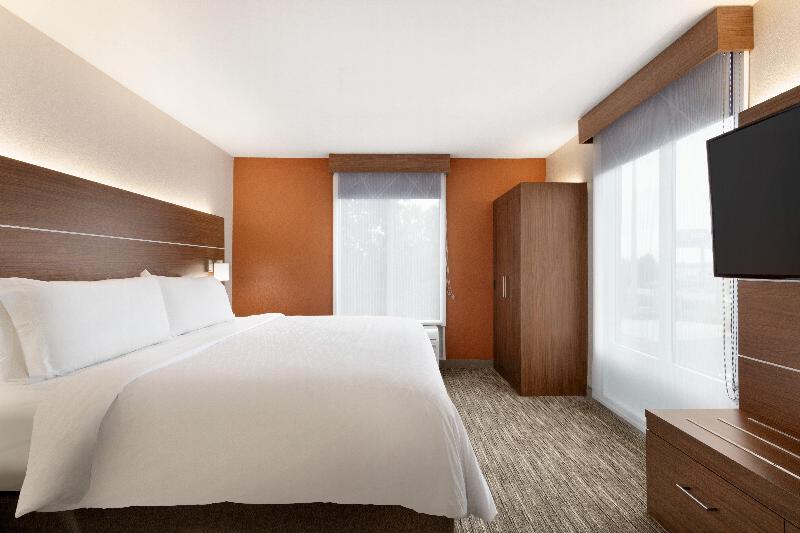 Holiday Inn Express & Suites Opelika Auburn image