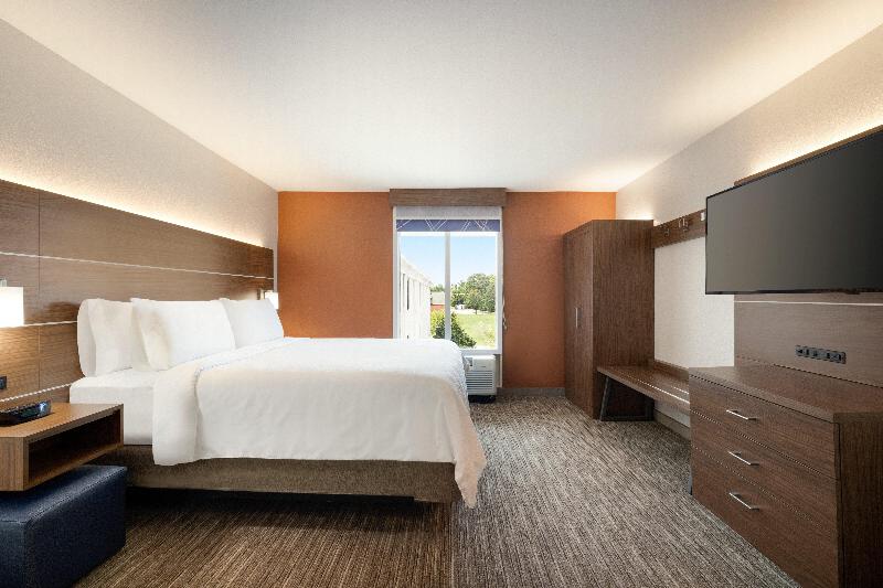 Holiday Inn Express & Suites Opelika Auburn image