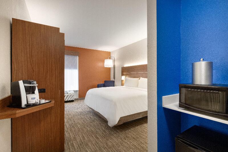 Holiday Inn Express & Suites Opelika Auburn image