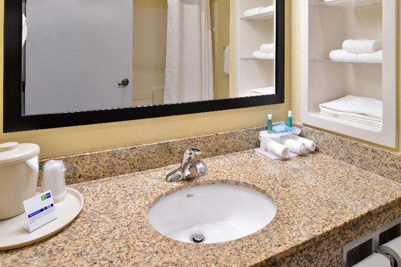 Holiday Inn Express Clanton image