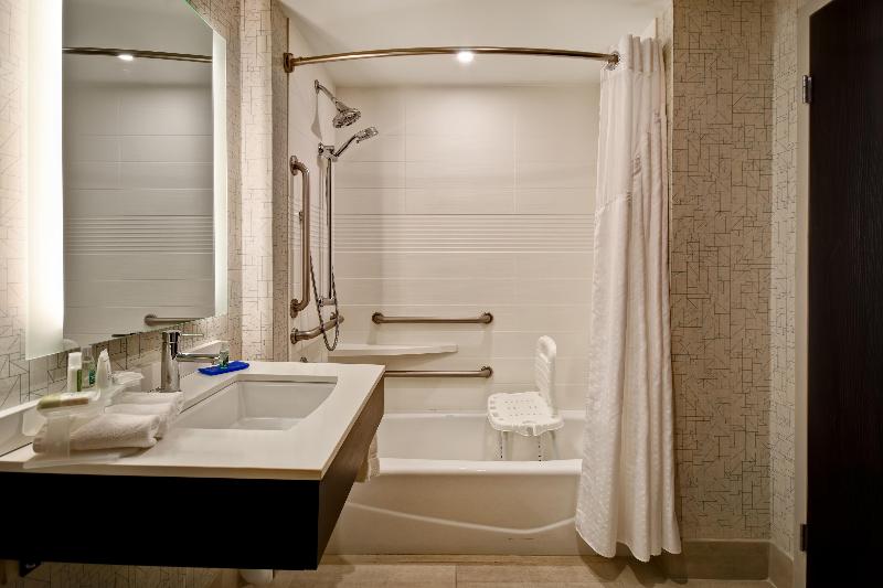 Holiday Inn Express and Suites Allentown Cen Dorne