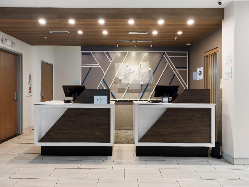 Holiday Inn Express and Suites Jourdanton Pleasant