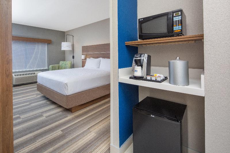 Holiday Inn Express and Suites Surprise photo 17