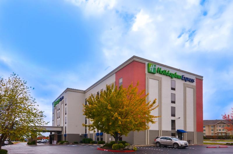 Holiday Inn Express and Suites Fayetteville Univ O