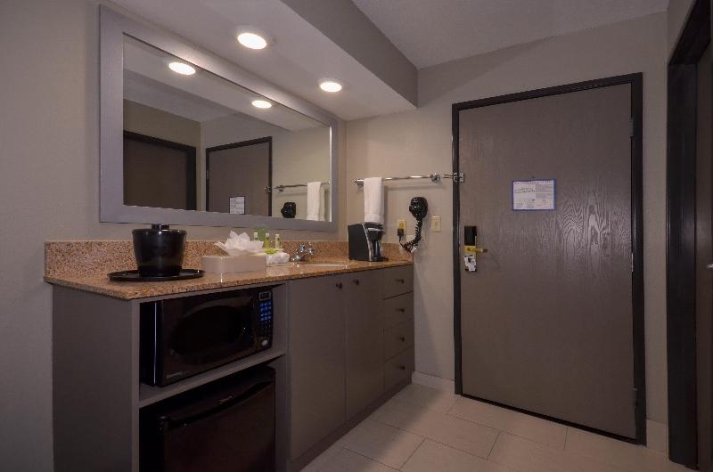 Holiday Inn Express and Suites Fayetteville Univ O 5