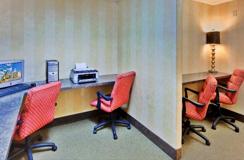 Holiday Inn Express Delano Hwy 99 image