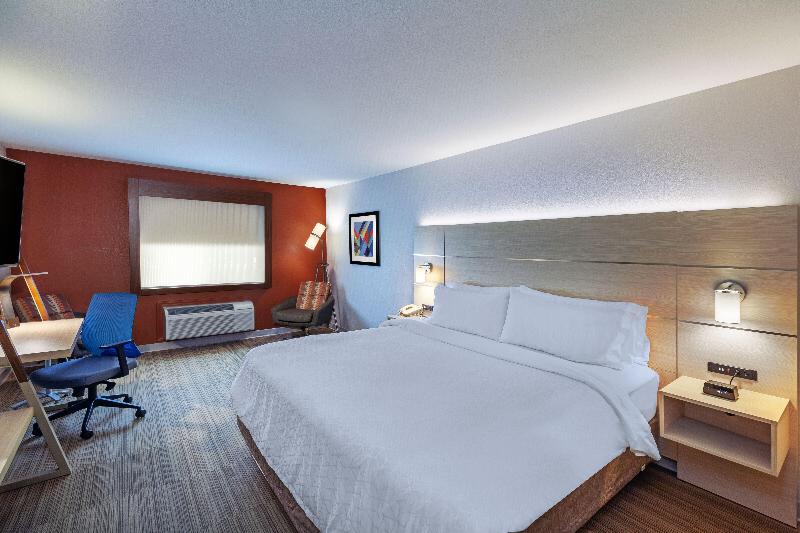 Holiday Inn Express and Suites Jenks photo 9