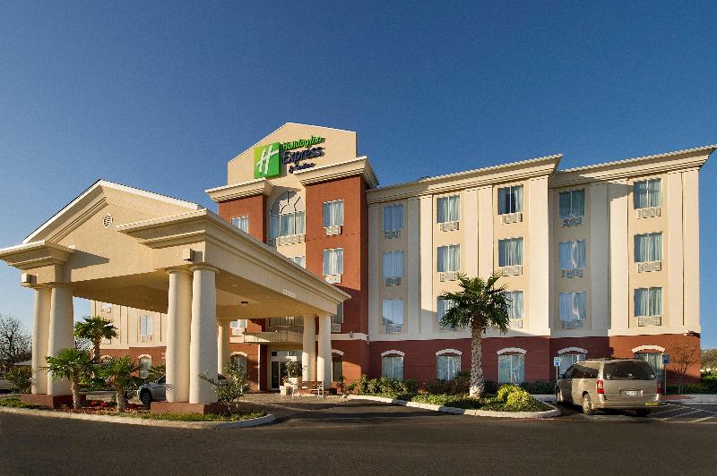 Holiday Inn Express & Suites Uvalde By IHG image