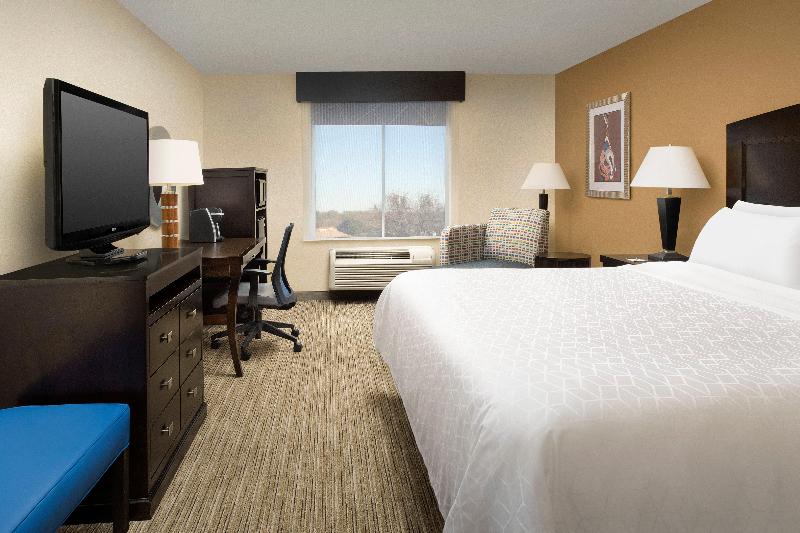 Holiday Inn Express & Suites Uvalde By IHG image