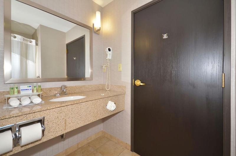 Holiday Inn Express & Suites Farmington By IHG image