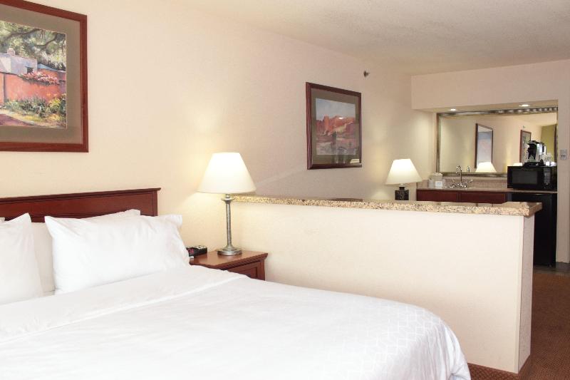 Holiday Inn Express and Suites Farmington Bloomfie