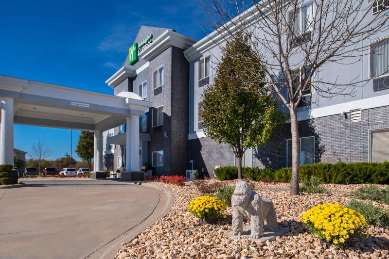 Holiday Inn Express & Suites Pittsburg By IHG image