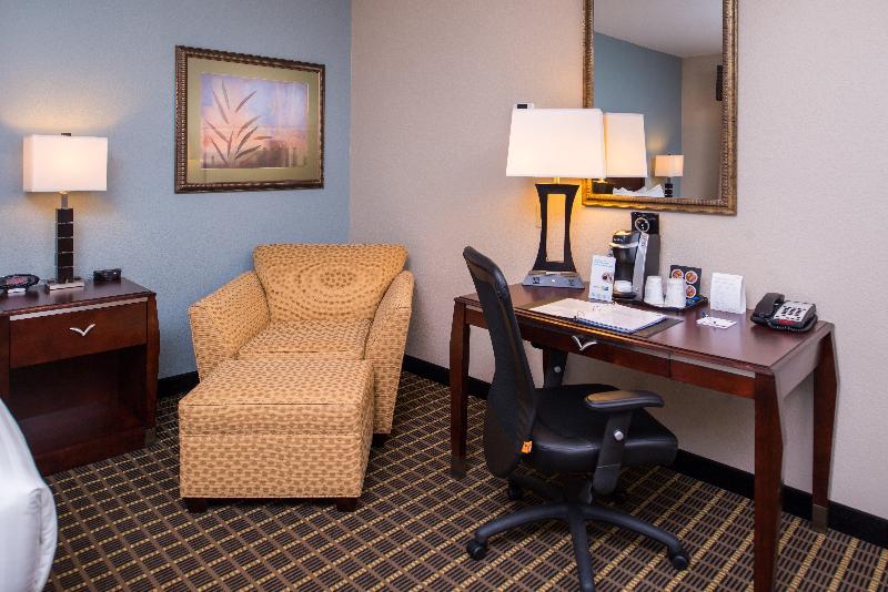 Holiday Inn Express & Suites Pittsburg By IHG image
