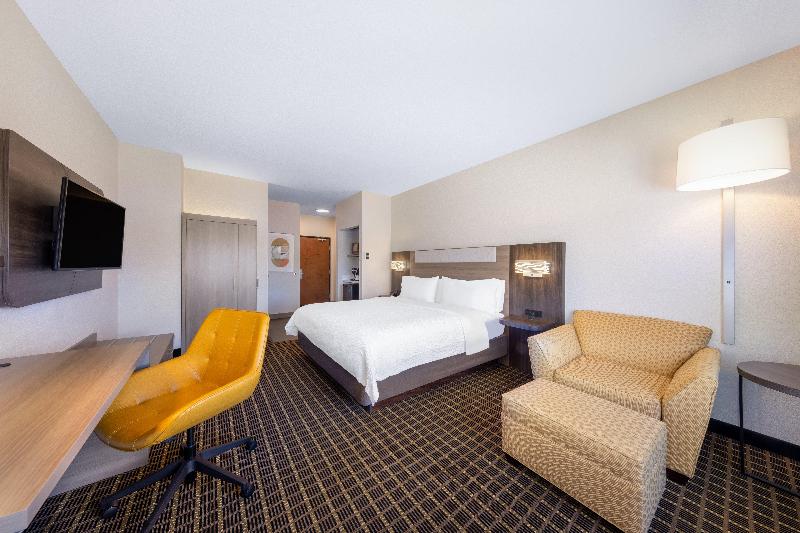 Holiday Inn Express & Suites Pittsburg By IHG image