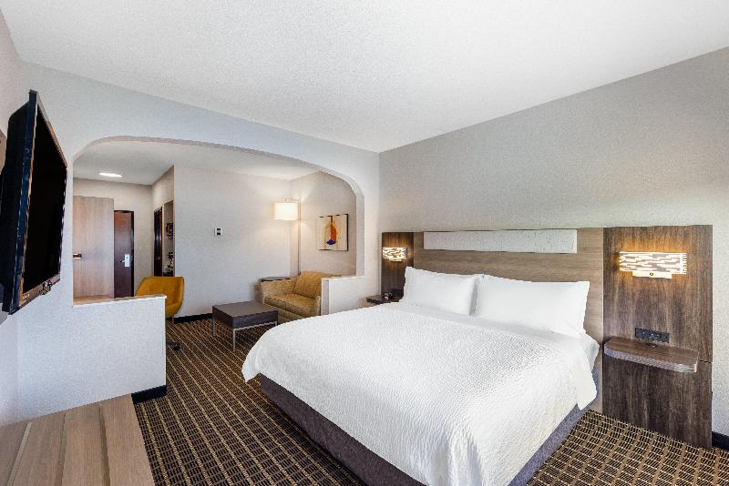 Holiday Inn Express & Suites Pittsburg By IHG image