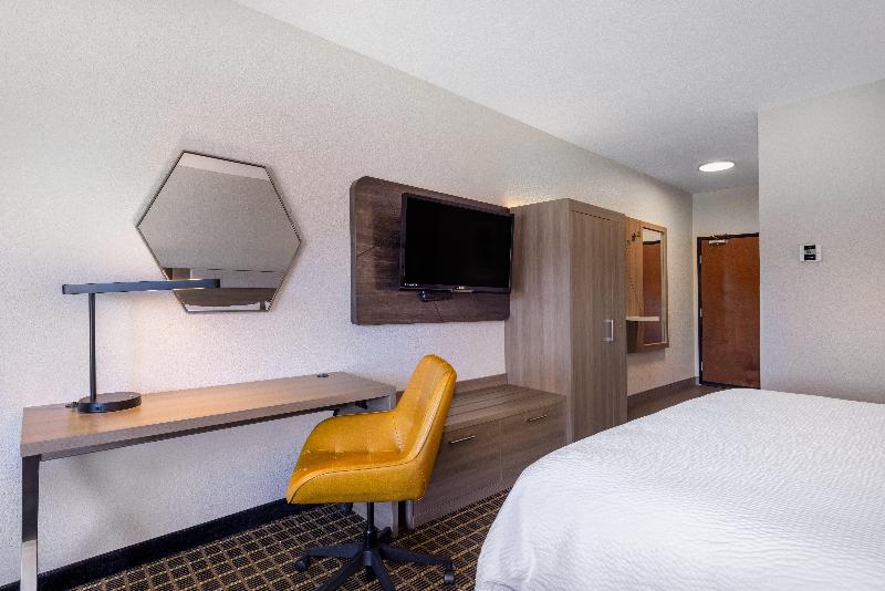 Holiday Inn Express & Suites Pittsburg By IHG image