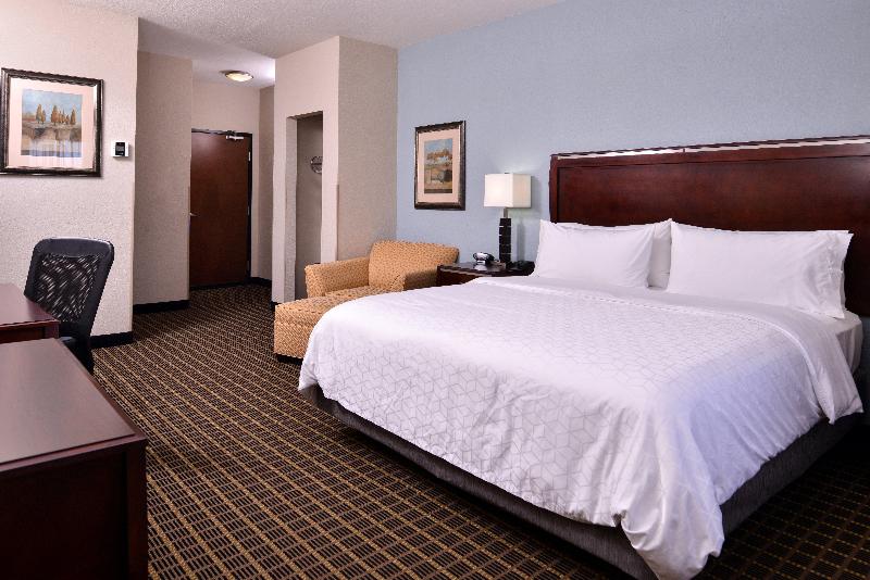 Holiday Inn Express and Suites Pittsburg