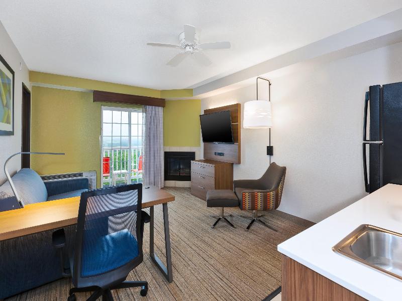 Holiday Inn Express and Suites Petoskey image