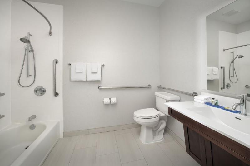 Holiday Inn Express and Suites Puyallup Tacoma Are image