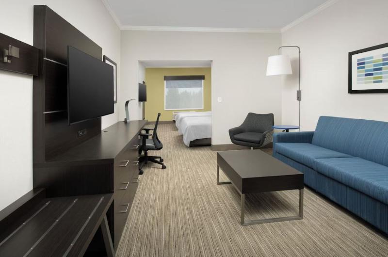 Holiday Inn Express and Suites Puyallup Tacoma Are image