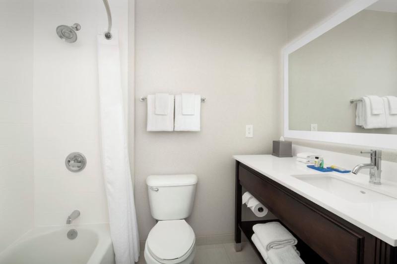 Holiday Inn Express and Suites Puyallup Tacoma Are image