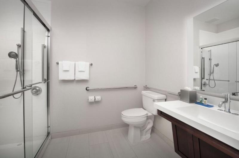 Holiday Inn Express and Suites Puyallup Tacoma Are image