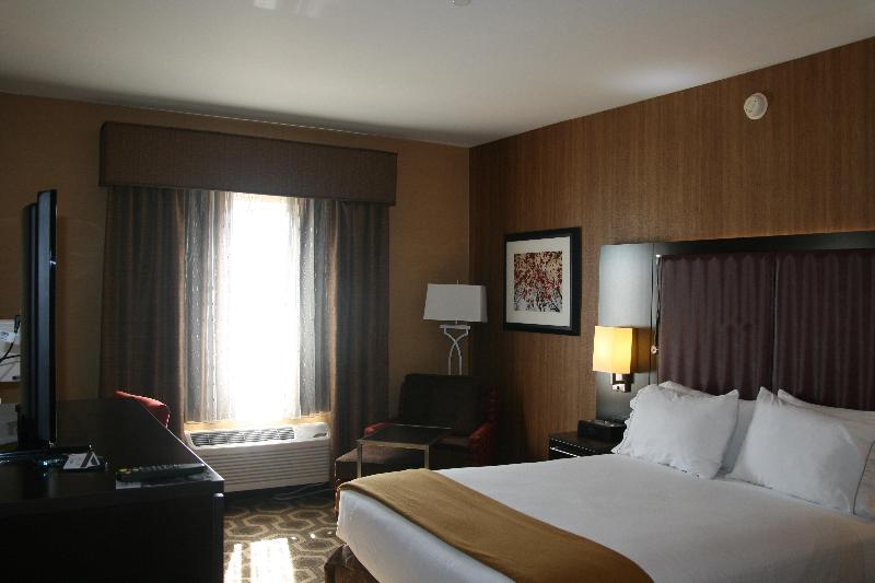 Holiday Inn Express and Suites Vineland Millville image