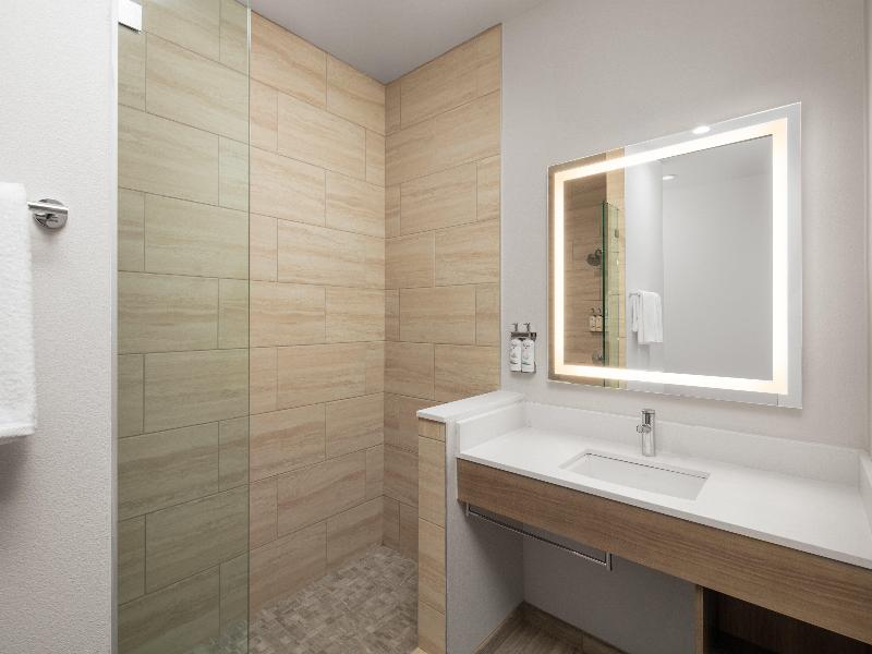 Holiday Inn Express and Suites Ventura Harbor image