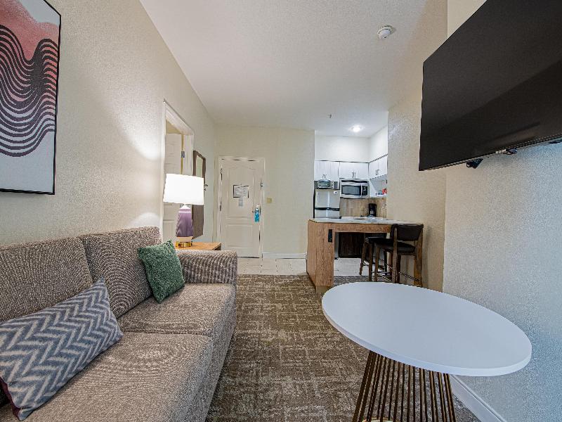 SUITE THREE BEDS