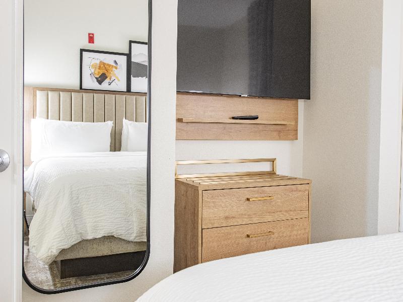 SUITE THREE BEDS