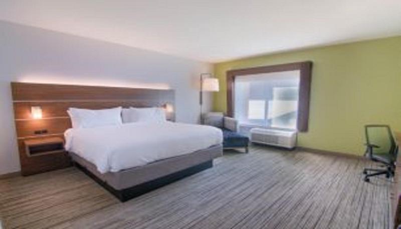 Holiday Inn Express and Suites Quincy I 10 4