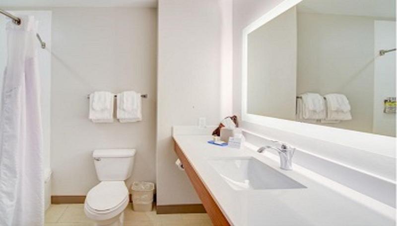 Holiday Inn Express and Suites Quincy I 10 5