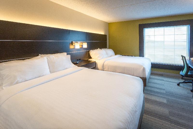 Holiday Inn Express and Suites Reading 4