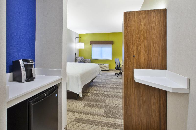 Holiday Inn Express and Suites Rochester Victor photo 14